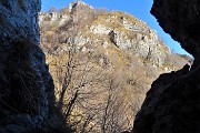 45 Vista tra roccioni su Castel Regina